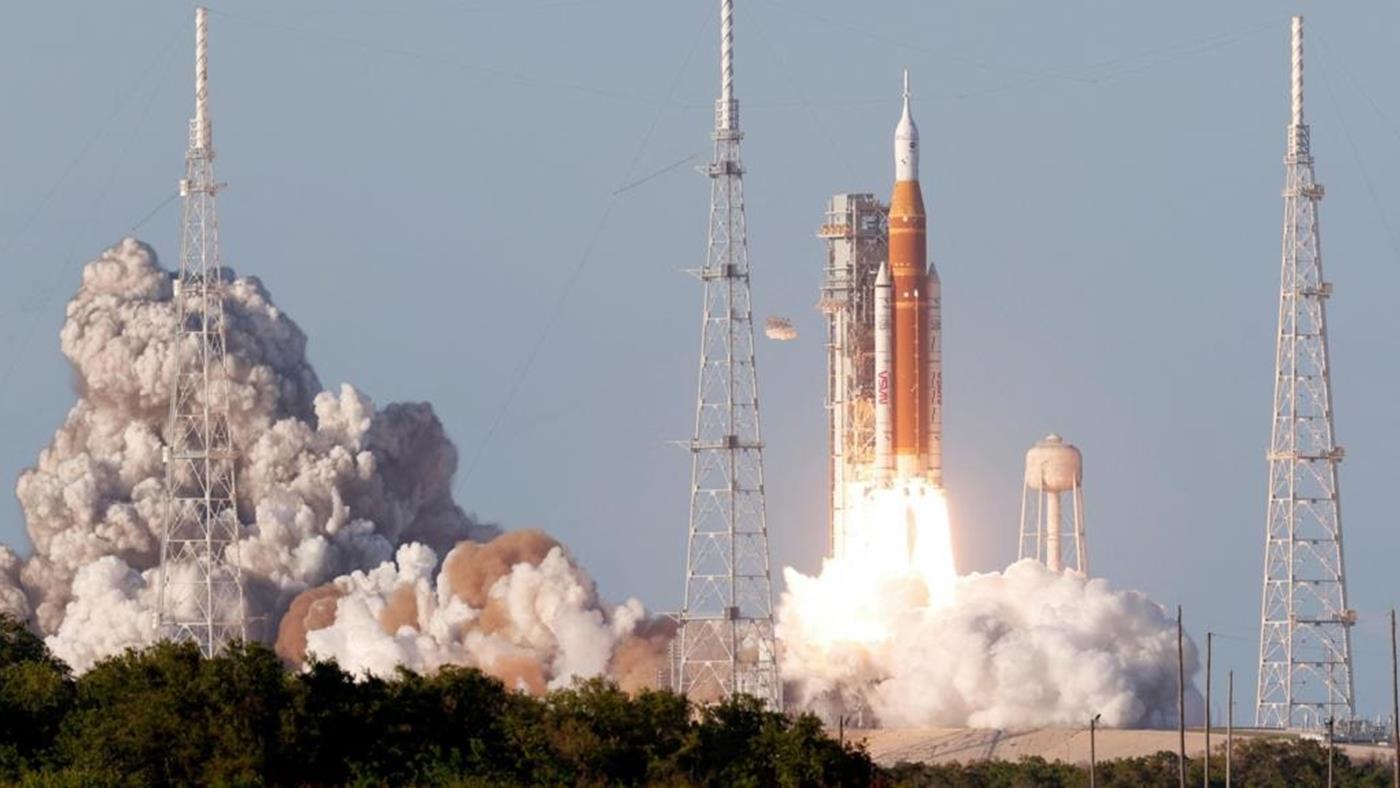 Tarihi insanlı Ay yolculuğu başladı: İşte fırlatma anı